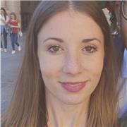 Ragazza laureata impartisce ripetizioni in materie umanistiche e lingue straniere per studenti delle scuole elementari e medie